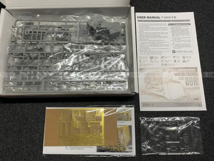 72C01 Sabre Model Бронированный бульдозер D9R с защитной решеткой 1/72 Sabre