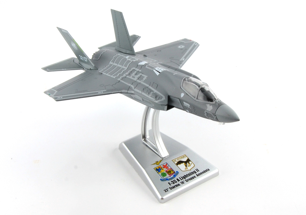 48215ИТ Самолет F-35A LIGHTNING II  1:100 sc. 32° Stormo AM Italeri