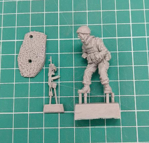 5091ТБ ВИМ, пригнувшийся боец (Росгвардия) крадущийся с автоматом, 1/35 Три Богатыря