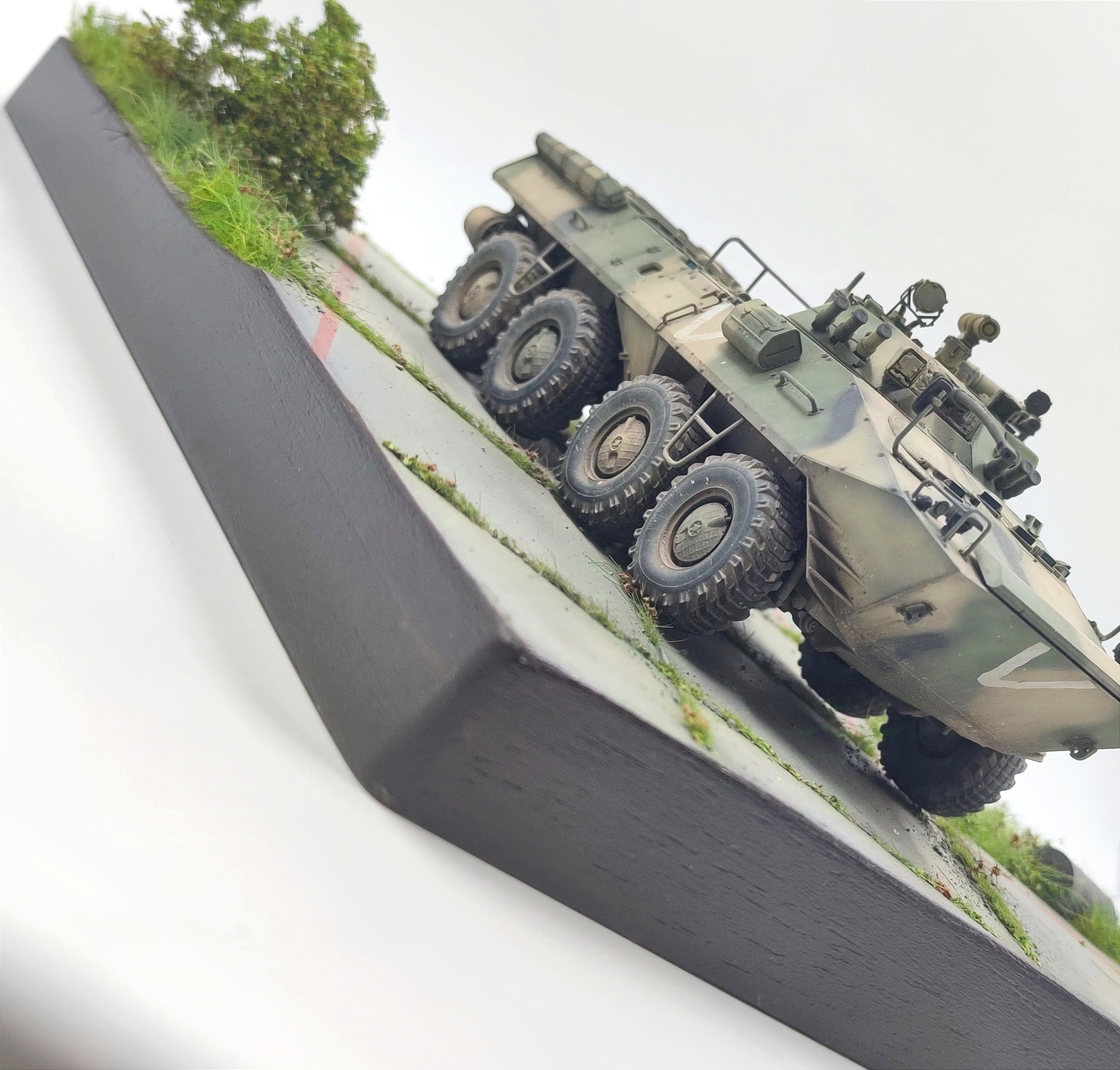 HE-35099 Подставка где то на полигоне (Аксессуары в комплекте, не окрашенные) Размер 30*25