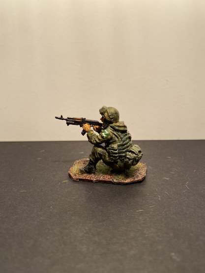 5073ТБ СВО, стоящий на колене морпех стреляющий из автомата с подствольником Три Богатыря
