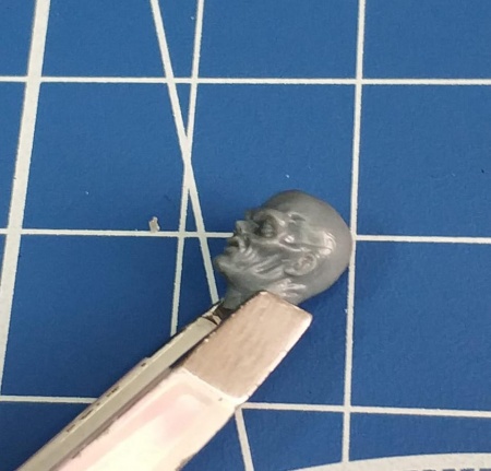 AM3557 Фигура Швайгера с сменной головой красного черепа Arma Models