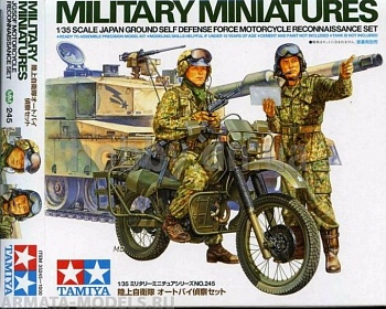 35245T Современные японский мотоциклист и командир танка.